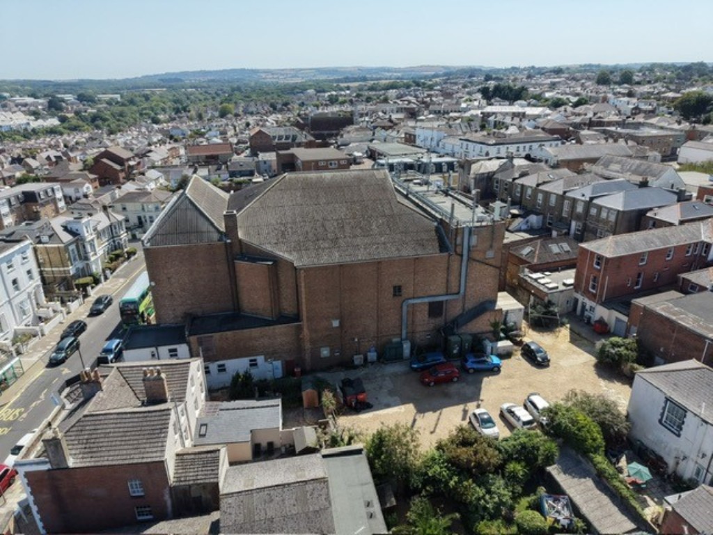 Lot: 32 - LONG LEASEHOLD TOWN CENTRE COMMERCIAL INVESTMENT - The Rear of the Building Looking South